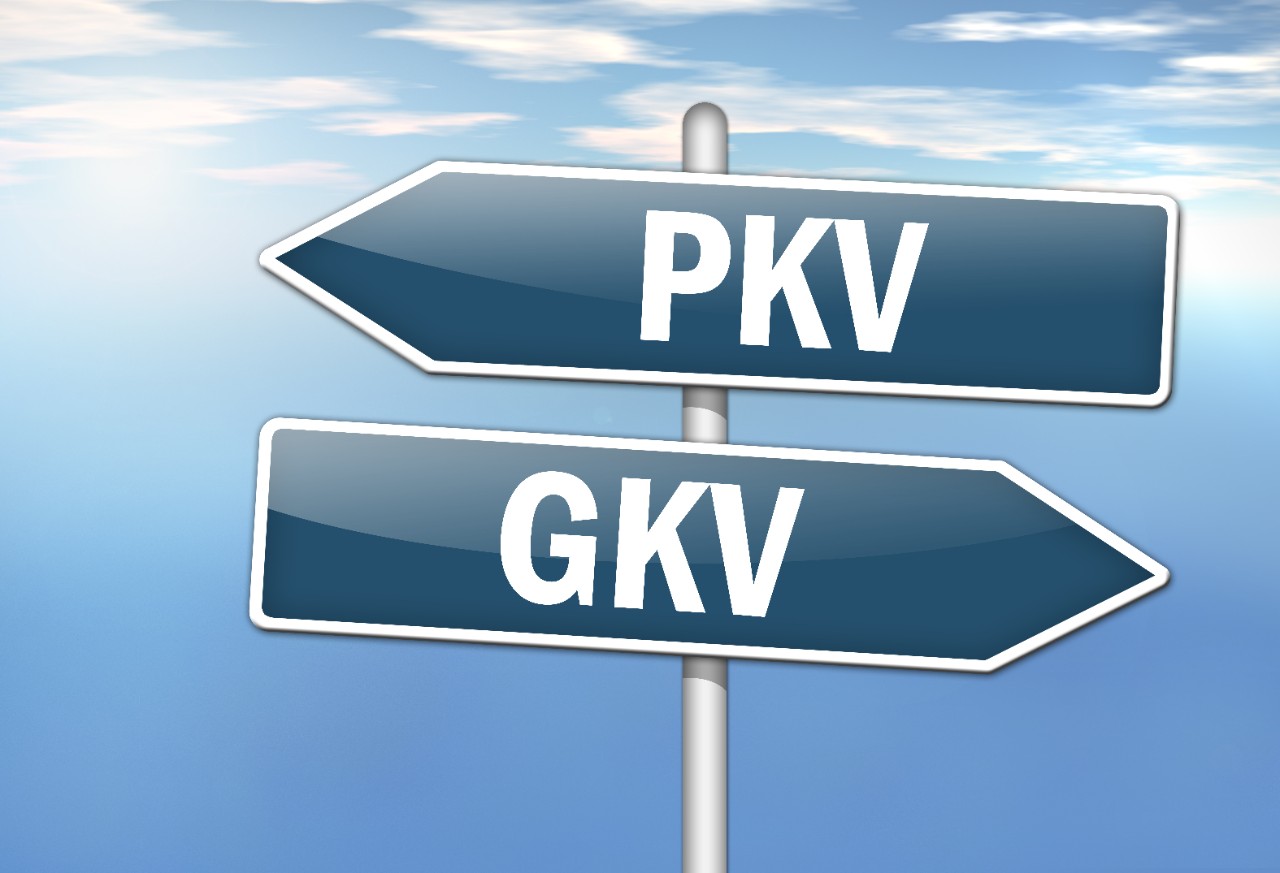 Wegweiser PKV GKV Schild blau weiß himmel Wegweiser PKV GKV Schild blau weiß himmel