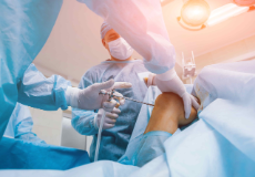Orthopäden im Operationssaal mit modernen arthroskopischen Werkzeugen
