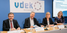 vdek-Neujahrspressekonferenz 2020 - Dr. Jörg Meyers-Middendorf - Abteilungsleiter Politik/Selbstverwaltung vdek, Uwe Klemens - Verbandsvorsitzender vdek, Ulrike Elsner - Vorstandsvorsitzende vdek, Michaela Gottfried - Pressesprecherin und Abteilungsleiterin Kommunikation vdek (v.l.n.r.)