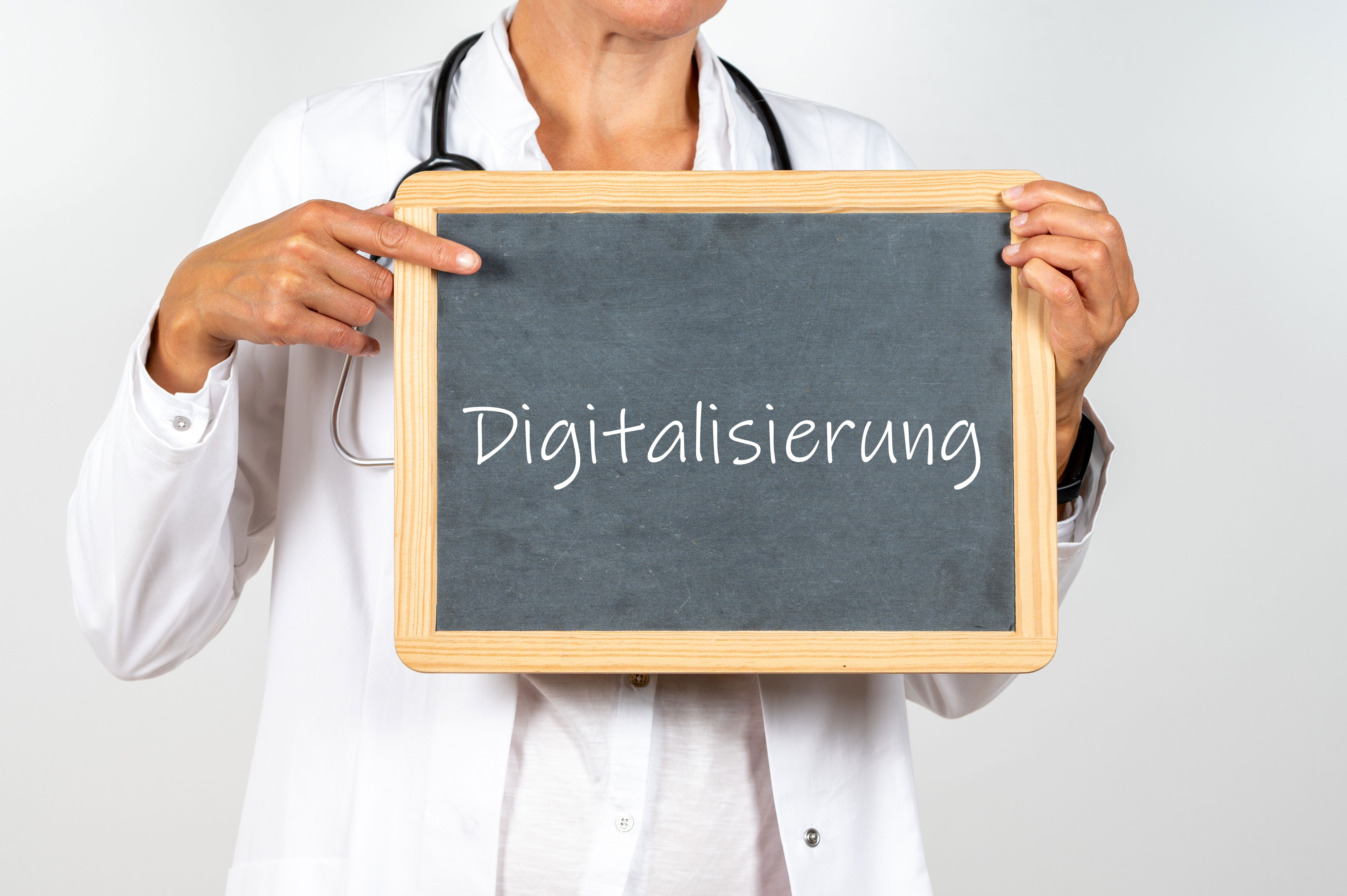 Arzt mit einer Tafel Digitalisierung