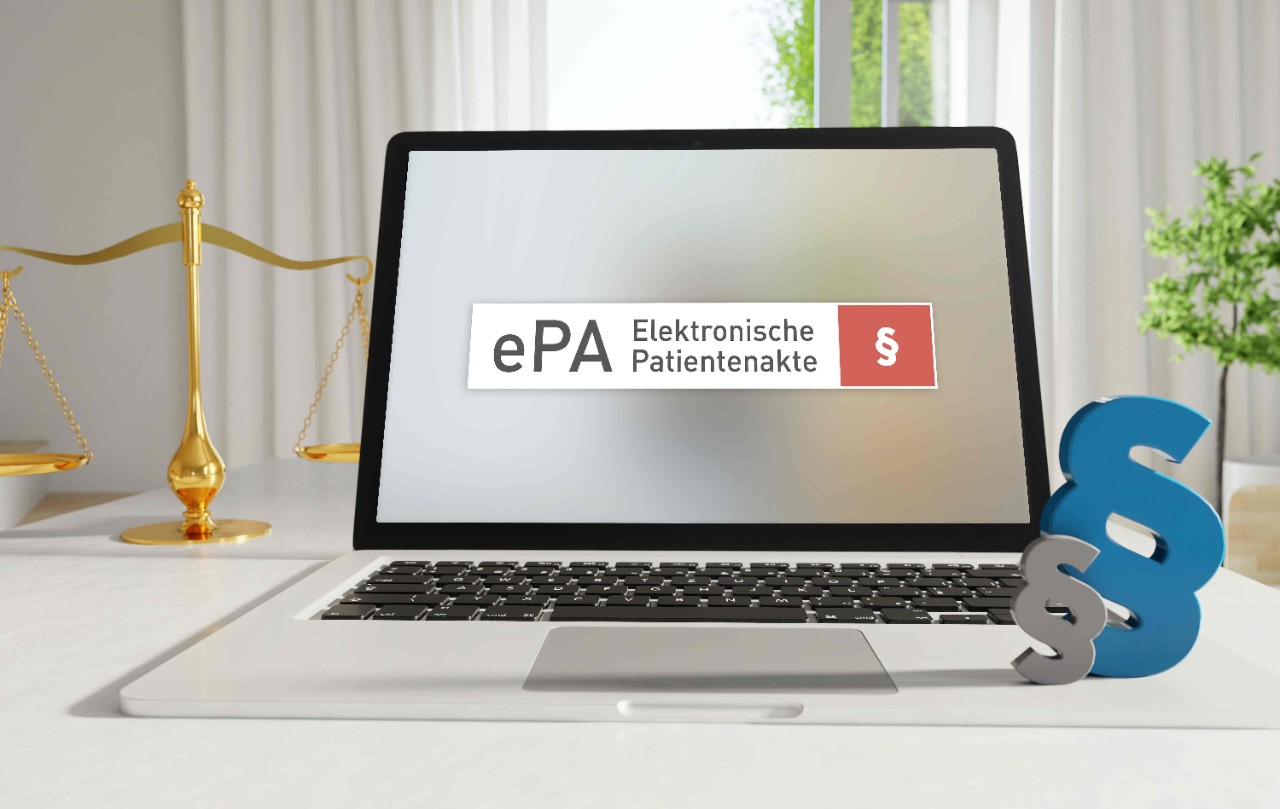 Elektronische Patientenakte (ePA) – Laptop Monitor im Büro mit Begriff im Suchfeld. Paragraf und Waage. Recht, Gesetz, Anwalt.