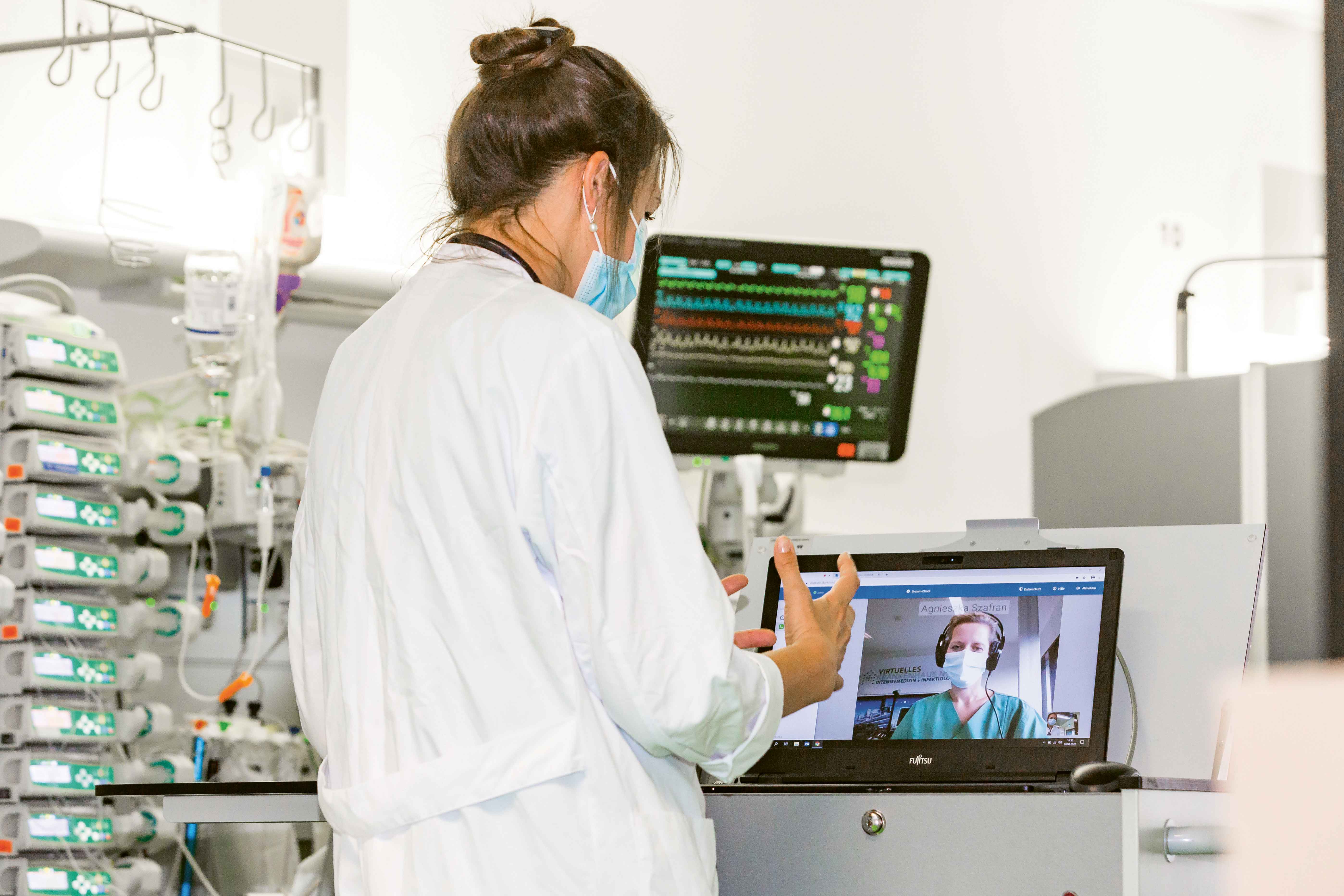 Medizinisches Personal tauscht sich per Videokonferenz aus