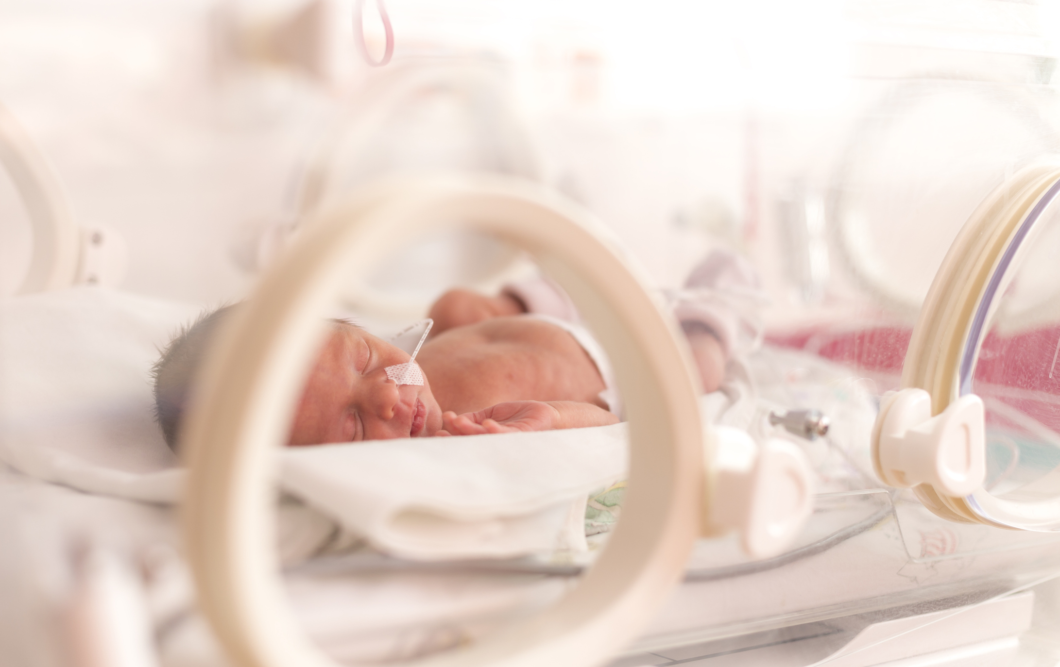 Säugling im Inkubator