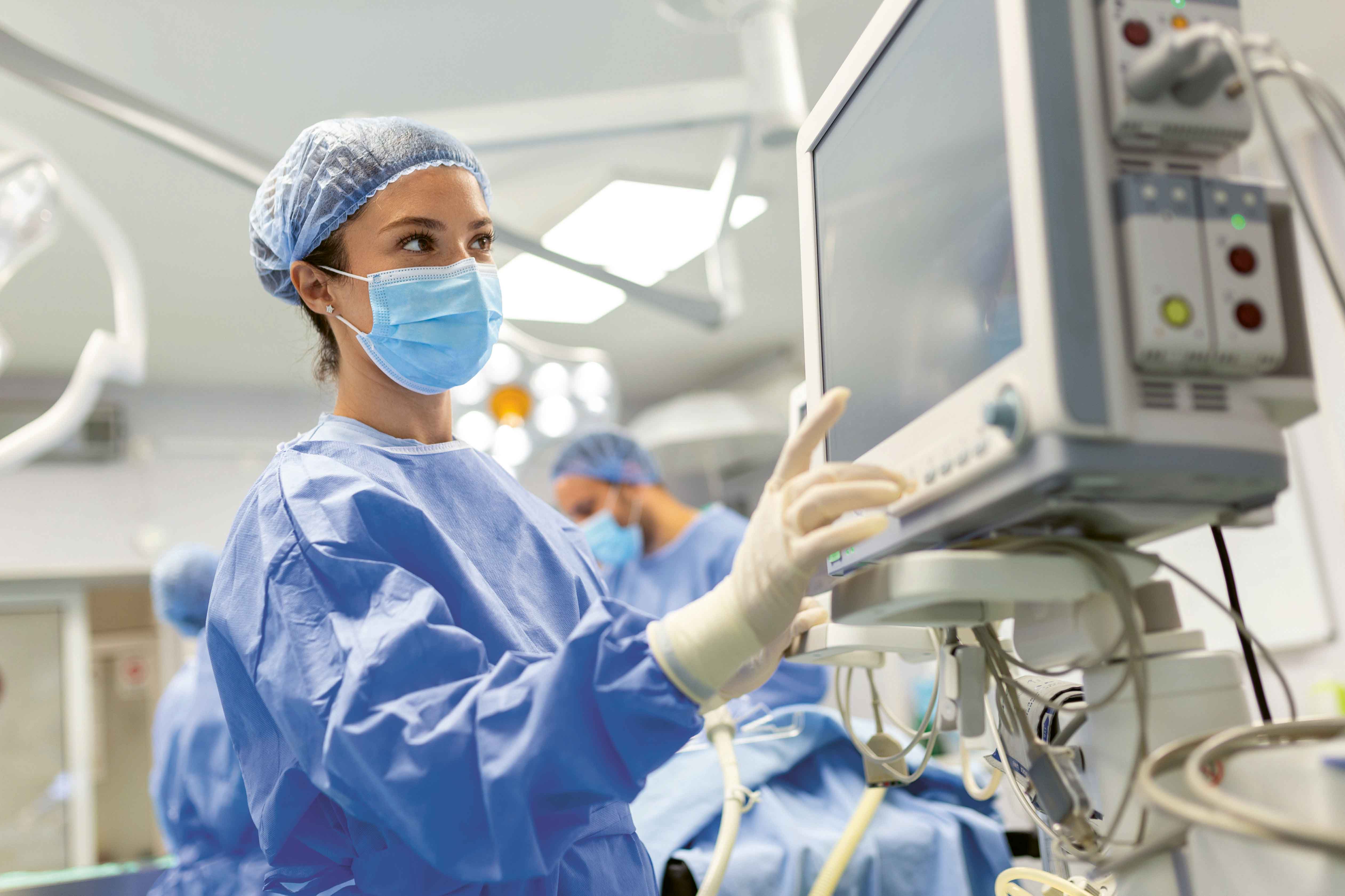 Chirurgisches Team, das einen Patienten im Operationssaal versorgt