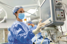 Chirurgisches Team, das einen Patienten im Operationssaal versorgt