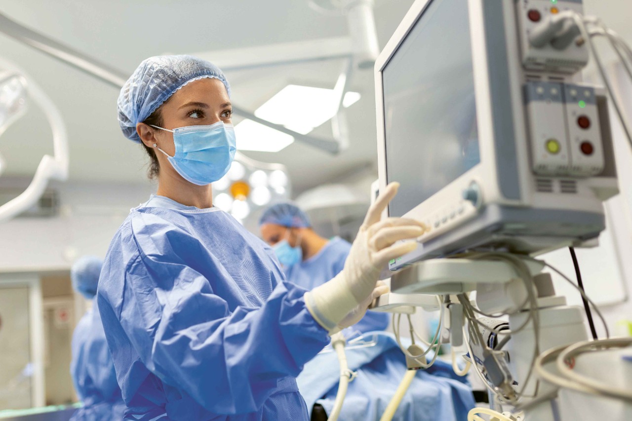 Chirurgisches Team, das einen Patienten im Operationssaal versorgt Chirurgisches Team, das einen Patienten im Operationssaal versorgt