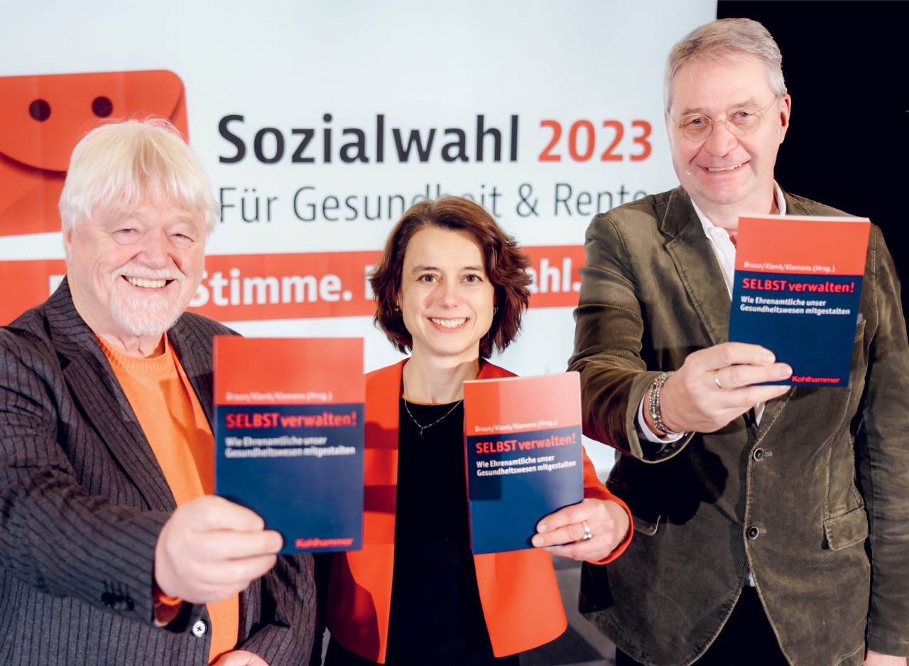 Gemeinsame Buchpräsentation (v. l. n. r.): Dr. Bernard Braun, Prof. Dr. Tanja Klenk und der vdek-Verbandsvorsitzende Uwe Klemens Gemeinsame Buchpräsentation (v. l. n. r.): Dr. Bernard Braun, Prof. Dr. Tanja Klenk und der vdek-Verbandsvorsitzende Uwe Klemens