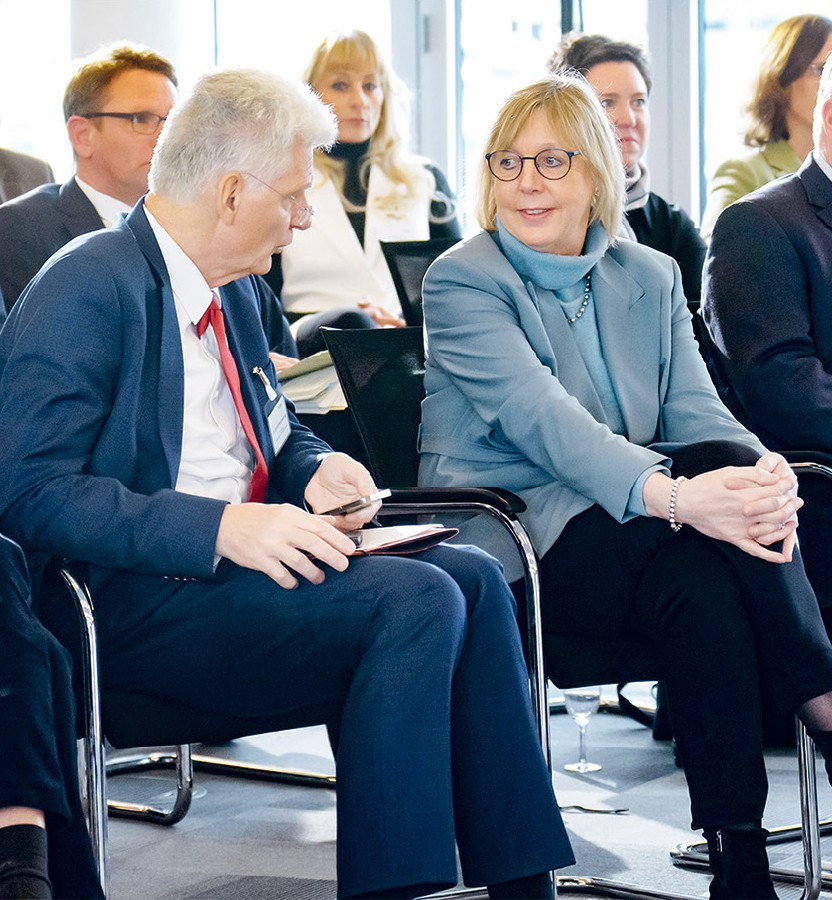 vdek-Vorstandsvorsitzende Ulrike Elsner im Gespräch mit BMAS-Staatssekretär Dr. Rolf Schmachtenberg