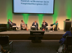 v. l. n. r.: Moderator Niels Reith (GVG), Dr. Mina Baumgarten (Vivantes – Netzwerk für Gesundheit GmbH), Staatssekretär Wolfgang Beck (Ministerium für Arbeit, Soziales, Gesundheit und Gleichstellung des Landes Sachsen-Anhalt), Ulrike Elsner (vdek), Ursula Jahn-Zöhrens (DHV)