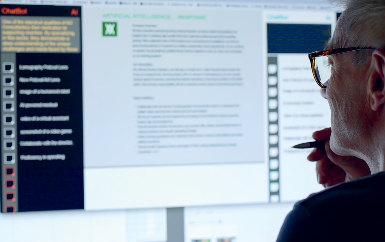 Mann interagiert mit KI-Chatbot Mann interagiert mit KI-Chatbot