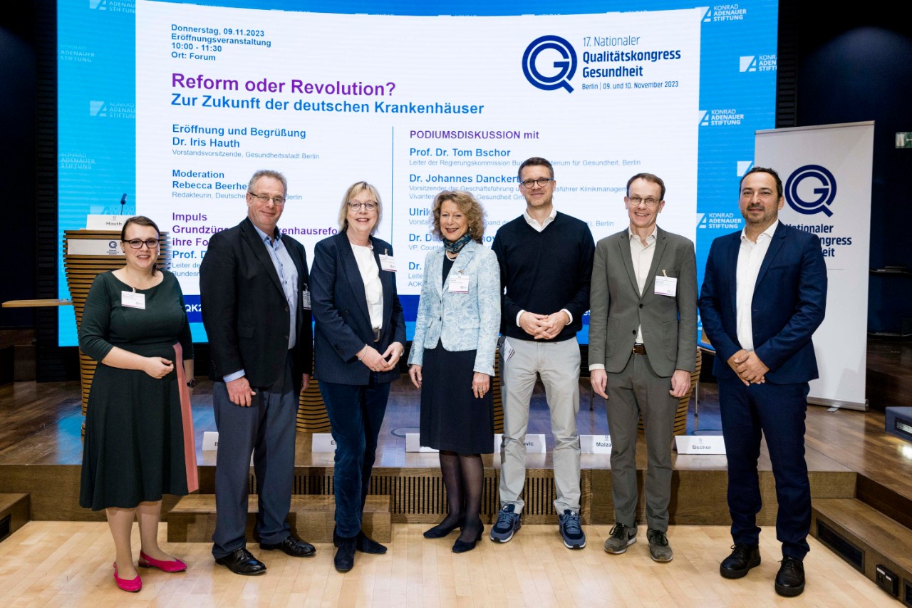 Eröffnungsveranstaltung des 17. Nationalen Qualitätskongresses Gesundheit (v. l. n. r.): Moderatorin Rebecca Beerheide (Deutsches Ärzteblatt), Dr. Jürgen Malzahn (AOK-Bundesverband), Ulrike Elsner (vdek), Dr. Iris Hauth (Gesundheitsstadt Berlin), Dr. Johannes Danckert (Vivantes), Prof. Dr. Tom Bschor (Regierungskommission Krankenhausversorgung) und Dr. Daniel Kalanovic (Pfizer)