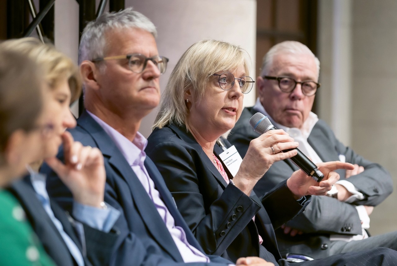 Eröffnungsveranstaltung des 18. Nationalen Qualitätskongresses Gesundheit (v. l. n. r.): Moderatorin Rebecca Beerheide (Deutsches Ärzteblatt), Prof. Dr. Kerstin von der Decken (CDU), Gerald Gaß (Deutsche Krankenhausgesellschaft), Ulrike Elsner (vdek), Dr. Klaus Reinhardt (Bundesärztekammer) Eröffnungsveranstaltung des 18. Nationalen Qualitätskongresses Gesundheit (v. l. n. r.): Moderatorin Rebecca Beerheide (Deutsches Ärzteblatt), Prof. Dr. Kerstin von der Decken (CDU), Gerald Gaß (Deutsche Krankenhausgesellschaft), Ulrike Elsner (vdek), Dr. Klaus Reinhardt (Bundesärztekammer)