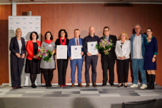 Der ehrenamtliche vdek-Verbandsvorsitzende Uwe Klemens (9. v. l.) und die vdek- Vorstandsvorsitzende Ulrike Elsner (1. v. l.) gratulierten den Preisträgerinnen und Preisträgern des vdek- Zukunftspreises 2024 (v. l.) : Christin Mähler, Andrea Ebert, Ulli Feder (alle drei Pflegeübungszentrum PÜZ), Prof. Dr. Horst Kunhardt (DeinHaus 4.0 Niederbayern), Dr. Florian Kiel (QuartierPflege). Die Laudationes hielten Stefan Schwartze, Patientensicherheitsbeauftragter der Bundesregierung (7. v. l.), Dr. Christiane Wessel, stellv. Vorstandsvorsitzende der Kassenärztlichen Vereinigung Berlin (8. v. l.) und Anke Fritz, Mitglied im vdek- Gesamtvorstand und Klinikdirektorin Celenus Klinik Carolabad (10. v. l.).