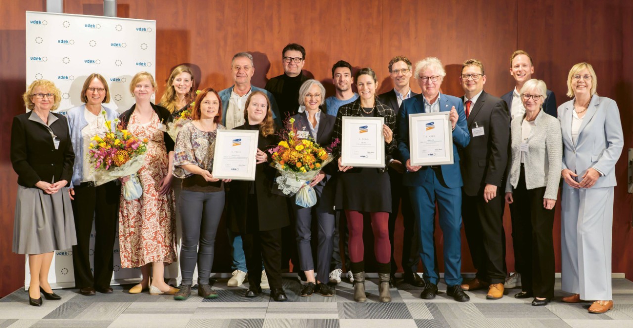 Prämierung der Preisträger des vdek-Zukunftspreises 2025 (v. l. n. r. ): Dr. Christiane Wessel (KV Berlin), Dr. med. Natalie Weinhold, Julia Neugebauer, Dr. Sophie Kurstjens, Julia Neugebauer (Know & Grow), vdek-Verbandsvorstzender Uwe Klemens, Rebecca Freund (Know & Grow), Prof. Lars Roth (Know & Grow), Marie Helen Geißelbrecht (MS-PAT), Julian Kley (Avi Medical), Dr. Stephanie Woschek (MS-PAT), Sebastian Zilch (BMG), Prof. Dr. Boris Zernikow (MyBrainCity), Stefan Schwartze (Patientenbeauftragter der Bundesregierung), Björn-Ingemar Janssen (vdek), Dr. Andrea Benecke (Bundespsychotherapeutenkammer), vdek-Vorstandsvorsitzende Ulrike Elsner