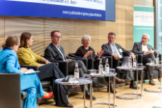 v. l.: Rebecca Beerheide (Moderation), Thüringer Gesundheitsministerin Katharina Schenk, Prof. Dr. Tom Bschor, ehemaliger Leiter Regierungskommission Krankenhaus, Dr. Sabine Richard (AOK), Boris von Maydell, Vertreter des vdek-Vorstands; Dr. Stefan Gronemeyer, Vorstandsvorsitzender Medizinischer Dienst Bund 