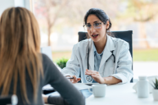 Ärztin mit Patientin