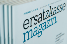 Senkrecht stehender Stapel mit Heften "ersatzkasse magazin"