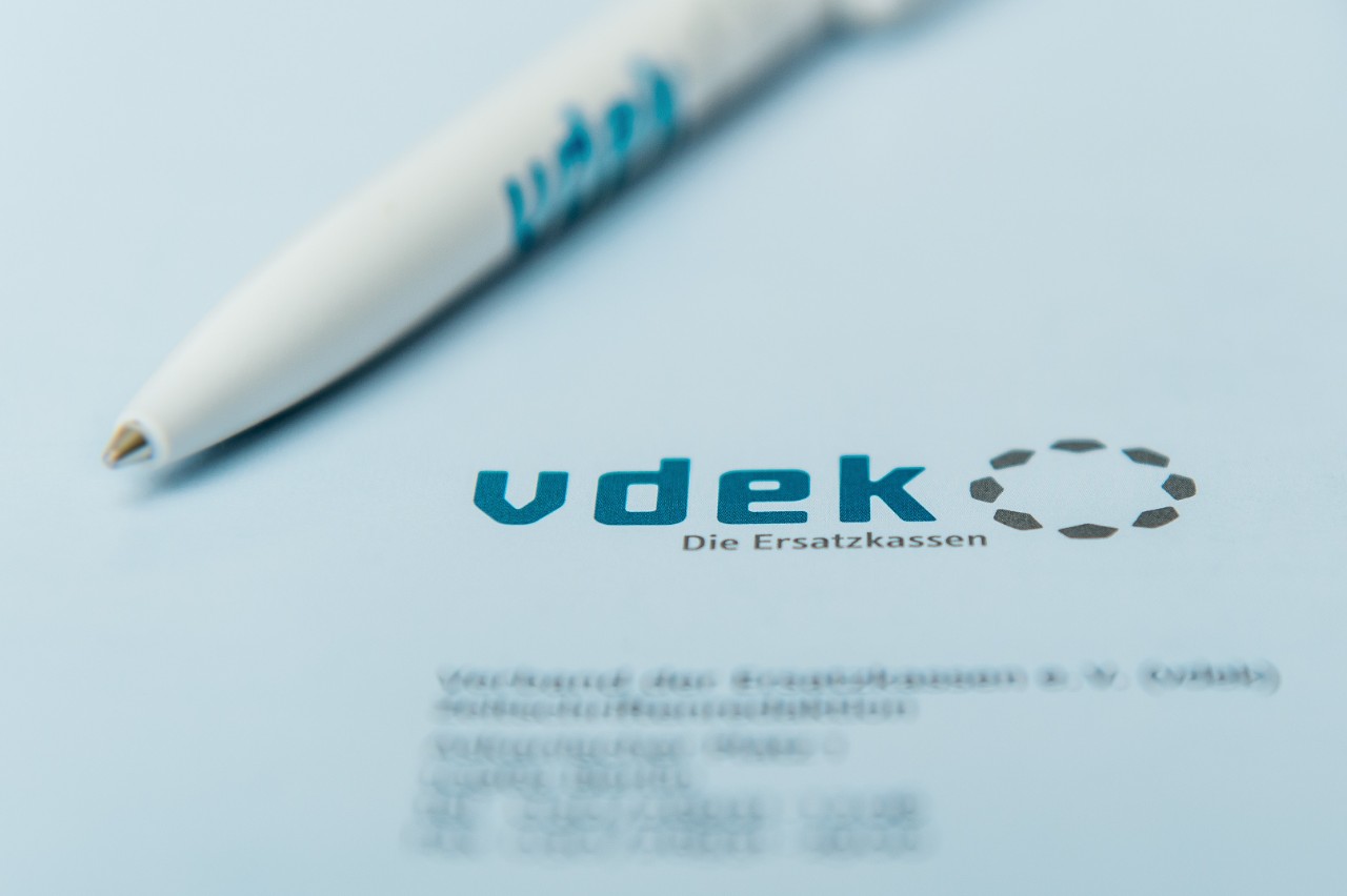 Ein Stift liegt auf der Rückseite eines Heftes, beide tragen das vdek-Logo Ein Stift liegt auf der Rückseite eines Heftes, beide tragen das vdek-Logo