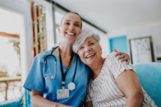 Krankenpflegerin mit älterer Patientin