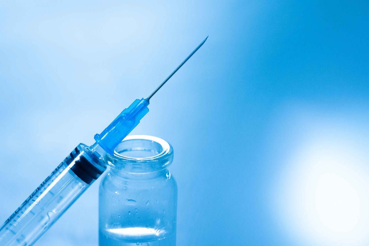 Abbildung einer Spritze neben einem Impffläschchen