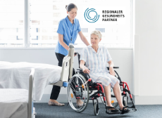 Patientin im Rollstuhl und Krankenschwester, Schriftzug „Regionaler Gesundheitspartner“
