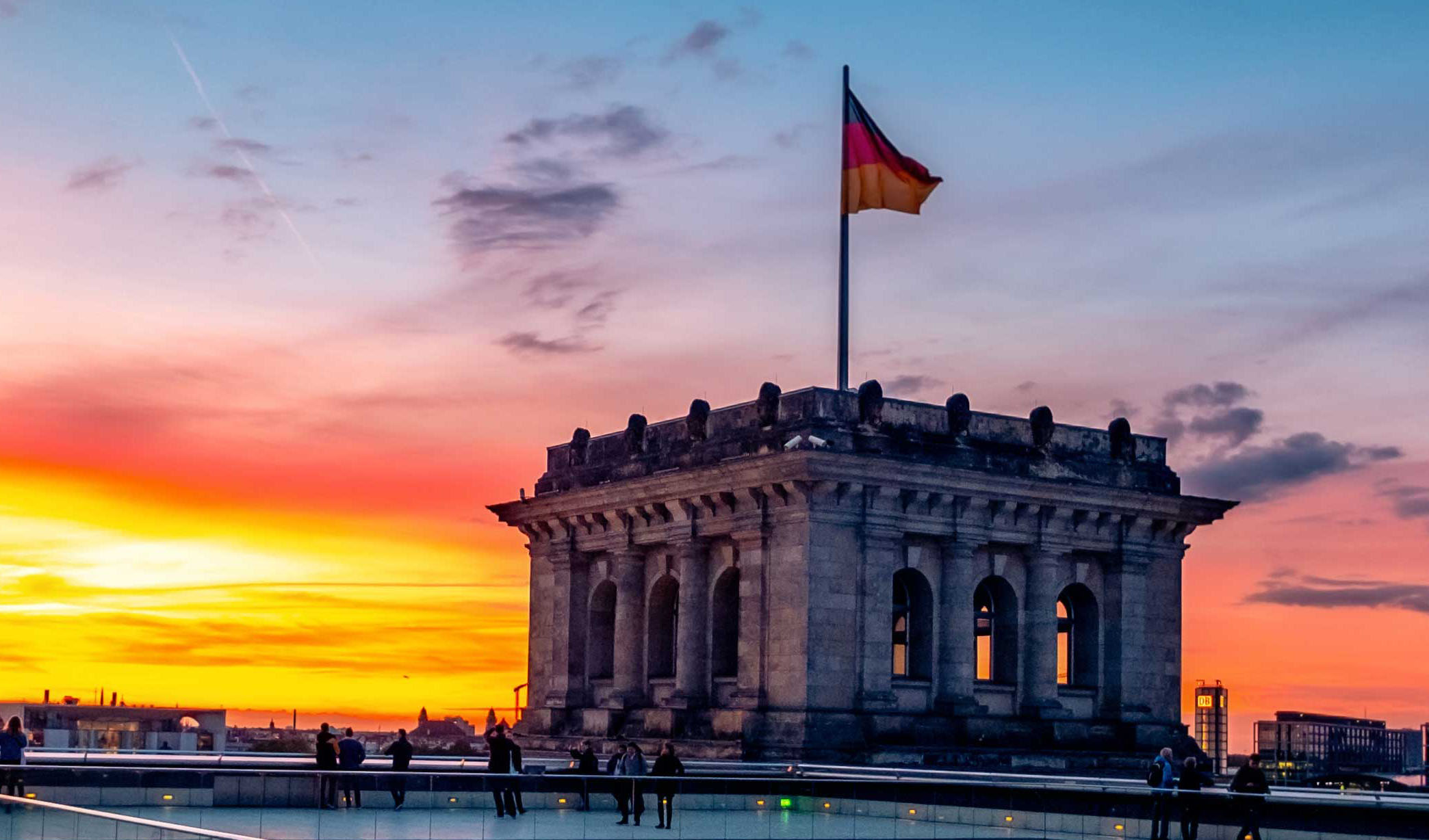 Turm des Reichstagsgebäudes bei Sonnenuntergang