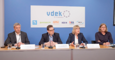 Dr. med. Marcus Rall, Geschäftsführer der gemeinnützigen Deutschen Gesellschaft für Patientensicherheit, Stefan Schwartze, MdB, Beauftragter der Bundesregierung für die Belange der Patientinnen und Patienten, Ulrike Elsner, vdek-Vorstandsvorsitzende, Michaela Gottfried, vdek- Pressesprecherin (v. l. n. r.) 