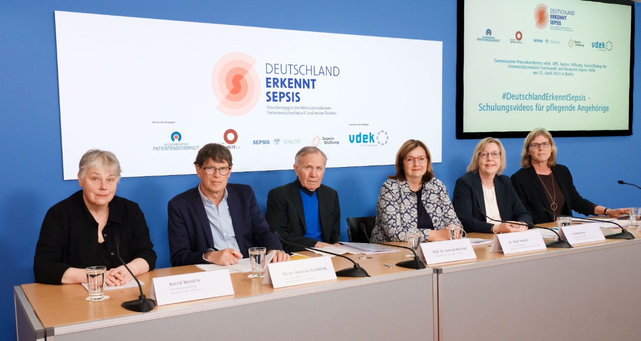 Astrid Wendlik, Angeh&ouml;rige (Deutsche Sepsis-Hilfe), PD Dr. Matthias Gr&uuml;ndling, Leiter des Sepsisdialogs der Universit&auml;tsmedizin Greifswald, Prof. Dr. Konrad Reinhart, Vorstandsvorsitzender der Sepsis Stiftung, Dr. Ruth Hecker, APS-Vorsitzende, Ulrike Elsner, vdek-Vorstandsvorsitzende, Michaela Gottfried, vdek-Pressesprecherin (v. l. n. r.)