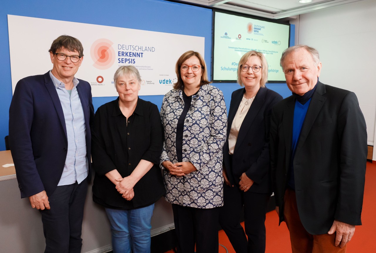 PD Dr. Matthias Gr&uuml;ndling, Leiter des Sepsisdialogs der Universit&auml;tsmedizin Greifswald, Astrid Wendlik, Angeh&ouml;rige (Deutsche Sepsis-Hilfe), Dr. Ruth Hecker, APS-Vorsitzende, Ulrike Elsner, vdek-Vorstandsvorsitzende, Prof. Dr. Konrad Reinhart, Vorstandsvorsitzender der Sepsis Stiftung (v. l. n. r.) 