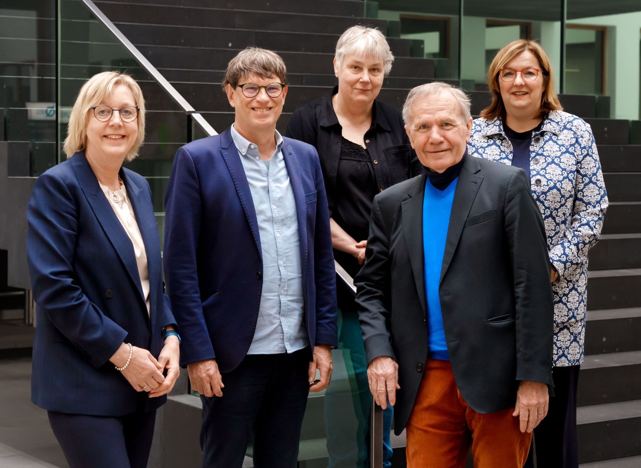 Ulrike Elsner, vdek-Vorstandsvorsitzende, PD Dr. Matthias Gr&uuml;ndling, Leiter des Sepsisdialogs der Universit&auml;tsmedizin Greifswald, Astrid Wendlik, Angeh&ouml;rige (Deutsche Sepsis-Hilfe), Prof. Dr. Konrad Reinhart, Vorstandsvorsitzender der Sepsis Stiftung, Dr. Ruth Hecker, APS-Vorsitzende (v. l. n. r.)  