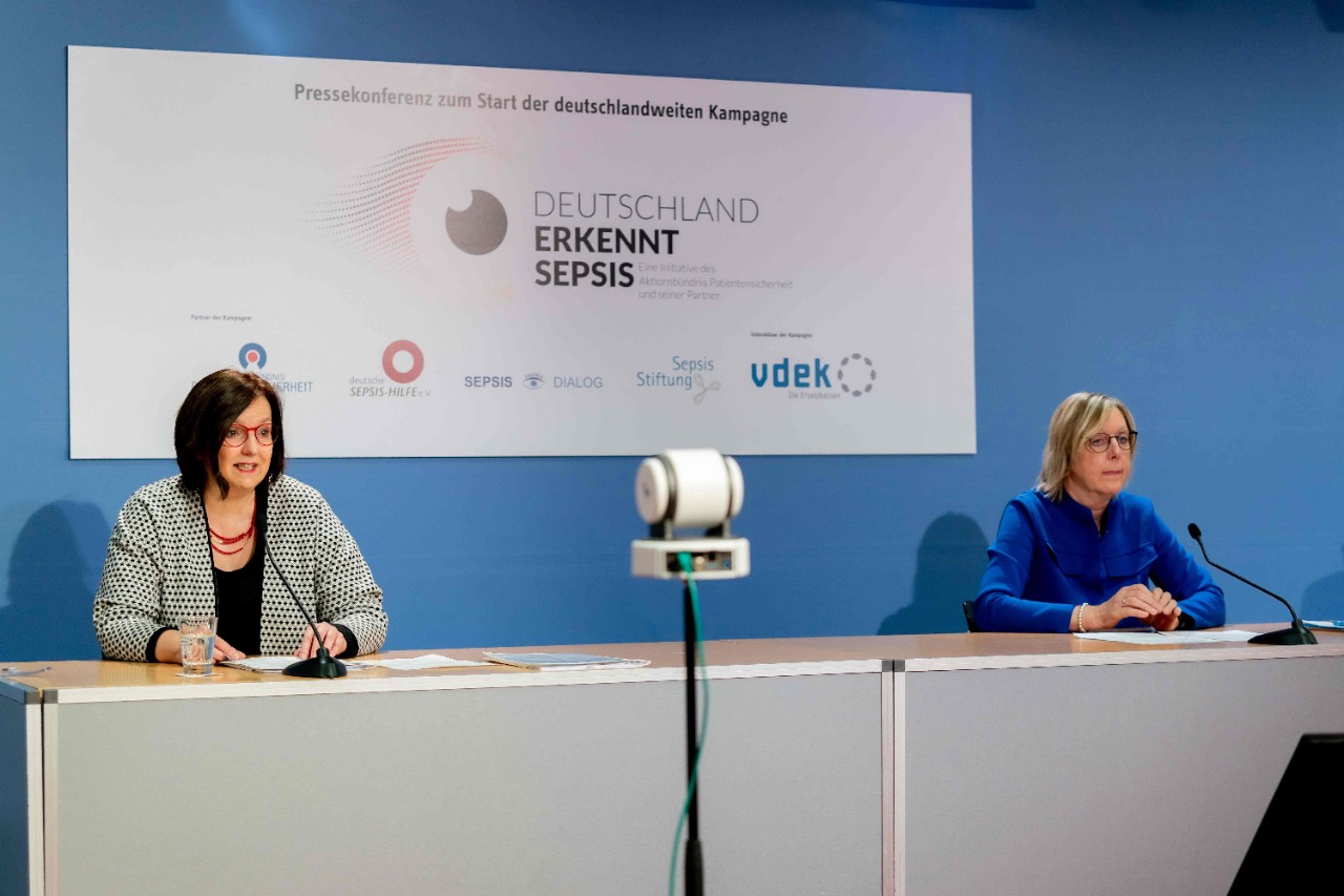 Pressekonferenz #DeutschlandErkenntSepsis, v.l.: Dr. Ruth Hecker, Vorsitzende vom Aktionsb&uuml;ndnis Patientensicherheit e.V. (APS), Ulrike Elsner, vdek-Vorstandsvorsitzende