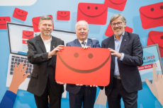 Holger Schlicht, Peter Weiß und Jörg Ide (v. l. n. r.) bei der Auftaktveranstaltung zur Sozialwahl im Bundesministerium für Arbeit und Soziales am 20. April 2023