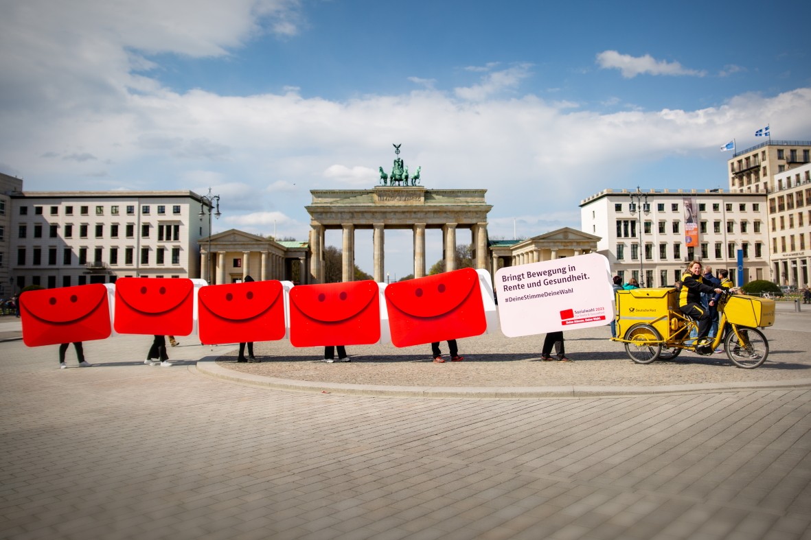 Wahlbriefumschläge vor dem Brandenburger Tor Wahlbriefumschläge vor dem Brandenburger Tor