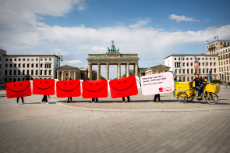 Wahlbriefumschläge vor dem Brandenburger Tor