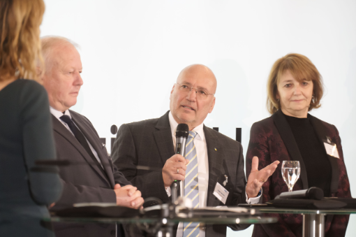 Talkrunde mit Peter Weiß, Bundeswahlbeauftragter für die Sozialversicherungswahlen, Rüdiger Herrmann, Alternierender Vorsitzender der Vertreterversammlung der Deutschen Rentenversicherung Bund und Katrin Schöb, Mitglied des Verwaltungsrats der TK (v. l. n. r.)