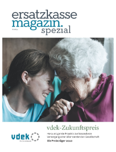 Cover ersatzkasse magazin spezial: Nahaufnahme einer alten Frau und einer jungen Pflegerin, die sich fröhlich anlachen.