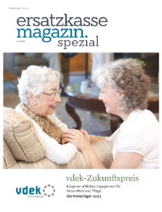 Magazin-Cover zum Zukunftspreis 2011. Motiv: Eine junge Frau hockt im Wohnzimmer neben einer alter Frau im Sessel und hält ihre Hand Magazin-Cover zum Zukunftspreis 2011. Motiv: Eine junge Frau hockt im Wohnzimmer neben einer alter Frau im Sessel und hält ihre Hand