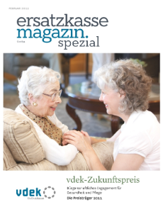 Magazin-Cover zum Zukunftspreis 2011. Motiv: Eine junge Frau hockt im Wohnzimmter neben einer alter Frau im Sessel und hält ihre Hand