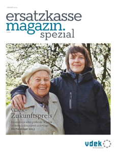 Cover des ersatzkasse magazins. Spezial. Motiv: Außen-Portrait einer jungen und einer alten Frau Arm in Arm