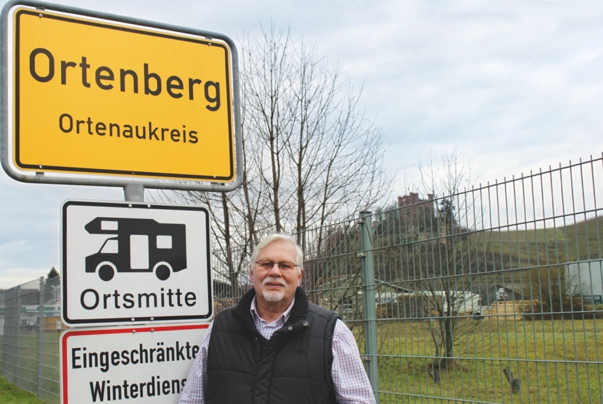 Mann steht vor dem Ortsschild von Ortenberg Ortenaukreis