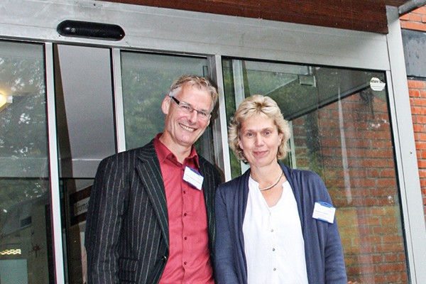 Portrait: Mann und Frau vor einer Eingangst&uuml;r.