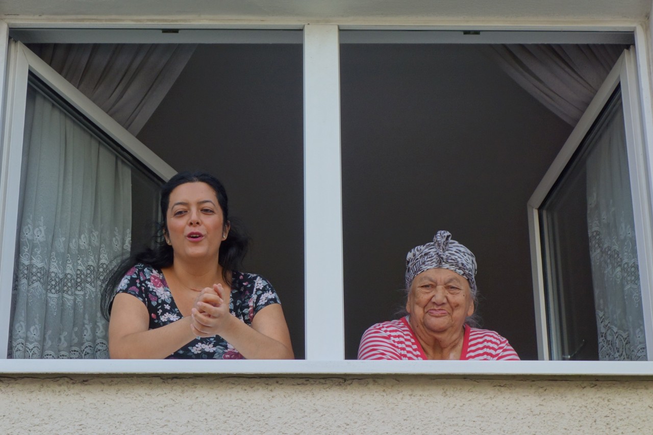 Das Verh&auml;ltnis zwischen Betreuerin G&uuml;ldas und Frau K. ist freundschaftlich.