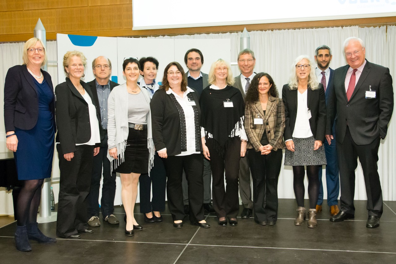 Gruppenbild mit vdek-Vorstandsvorsitzender Ulrike Elsner (links), Ministerin Barbara Steffens (Vierte von links), vdek-Verbandsvorsitzendem Christian Zahn (rechts) und Preisträgern bei Verleihung des vdek-Zukunftspreises 2016