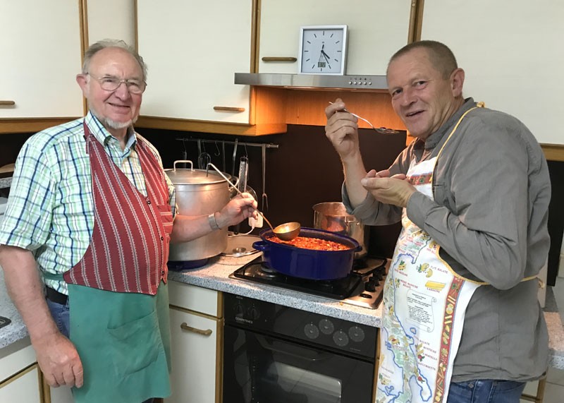 Walter Vollbaum (links) und Wolfgang Spiekermann geh&ouml;ren zum K&uuml;chenteam des Vereins. F&uuml;r ihre Drei-G&auml;nge-Men&uuml;s gibt es Wartelisten.