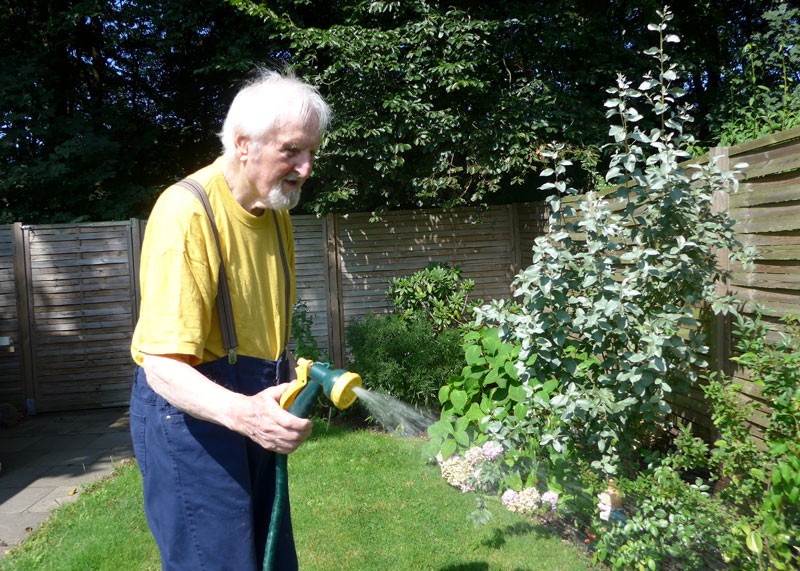 M&auml;nner in Pflegeeinrichtungen zum Mitmachen zu bewegen ist nicht leicht. Im Schrebergarten klappt das prima.