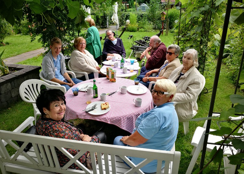 Die Kleing&auml;rtner genie&szlig;en die Ruhe und Natur. Gemeinsames Essen geh&ouml;rt zu jedem Schrebergartenbesuch dazu.