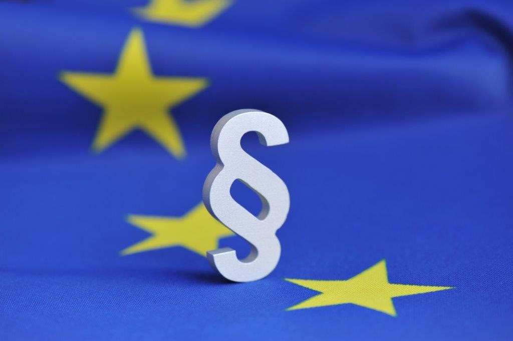 Symbolbild EU-Gesetze: Paragraphenzeichen und Europaflagge