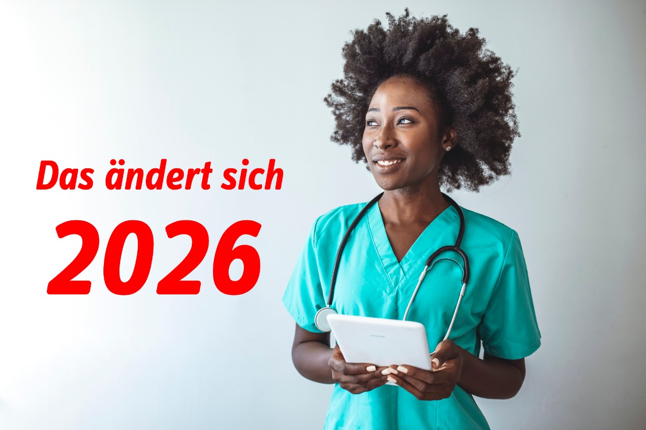 Ärztin hält digitales Tablet, Schrifzug: Das ändert sich 2026