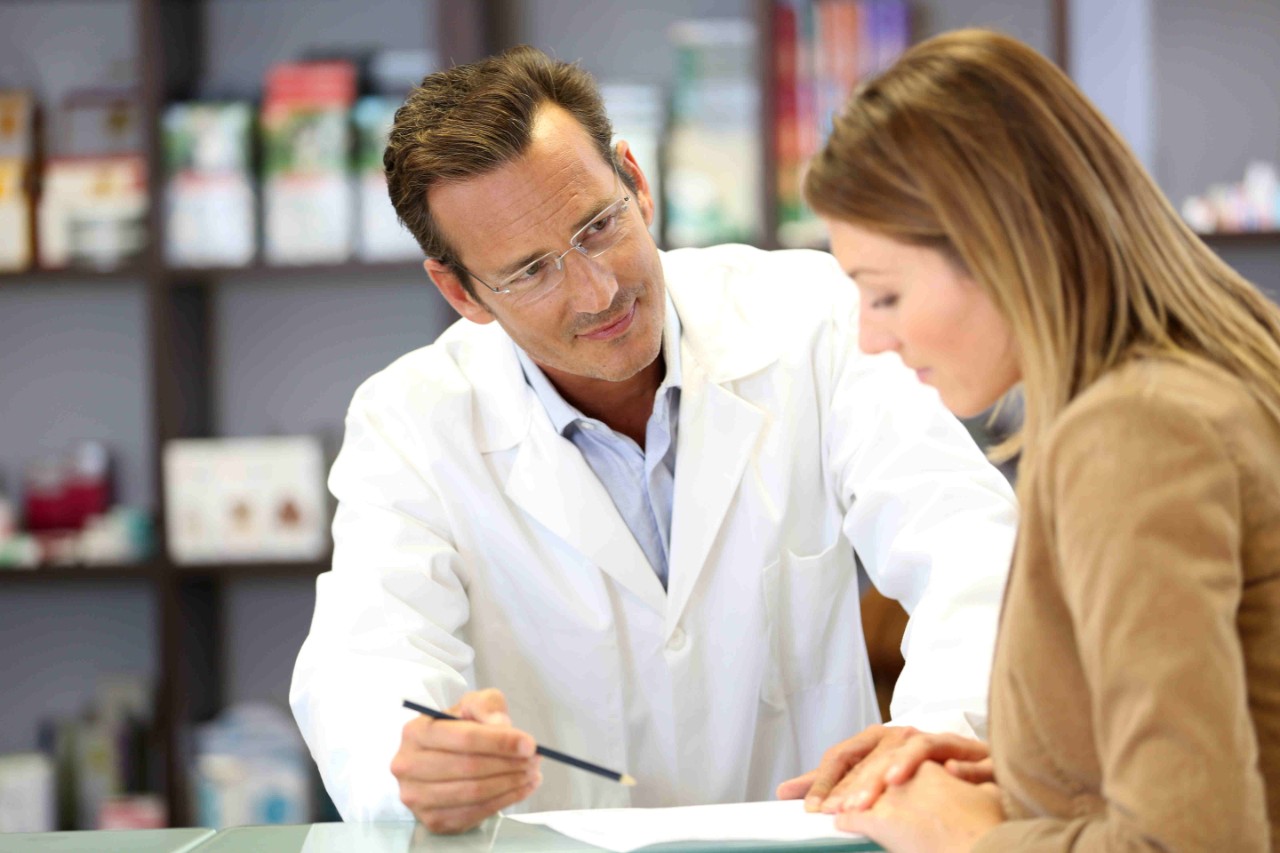 Apotheker berät eine Kundin Apotheker berät eine Kundin