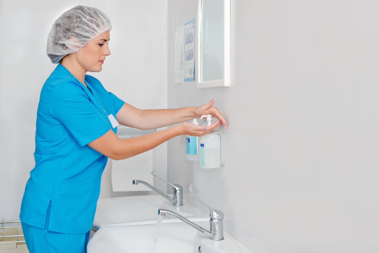Krankenschwester beim Desinfizieren der Hände
